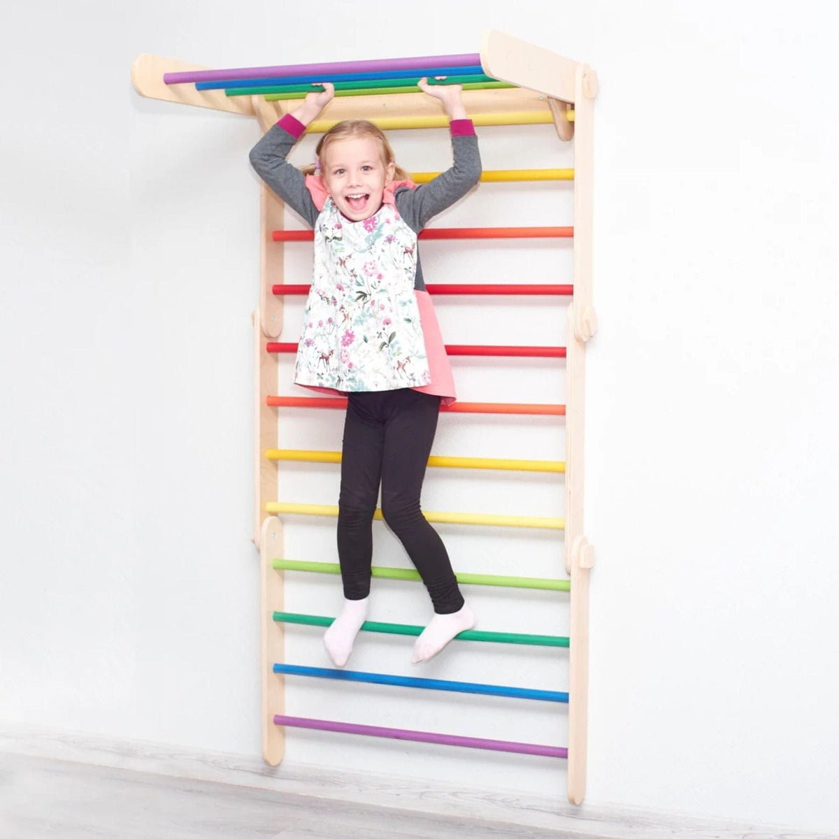 Kletterdreieck vs. Schwedische Wand – Was ist besser für dein Kind?