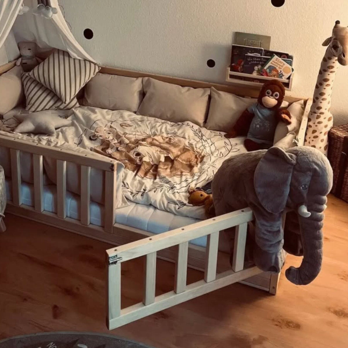 Betten und Klettergerüste Bodenbett Kinderbett Babybett Gitterbett Bodenbett mit Tür - Geländer flach