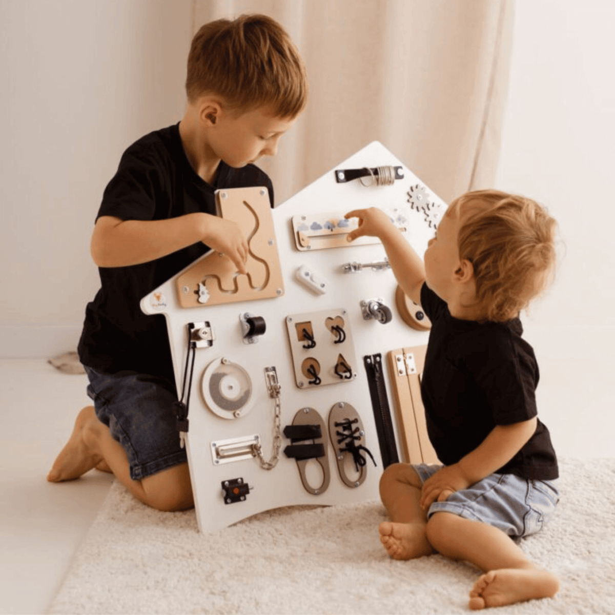 Busy Board Busy Board XL „Haus in WEISS“ – Montessori Wandtafel