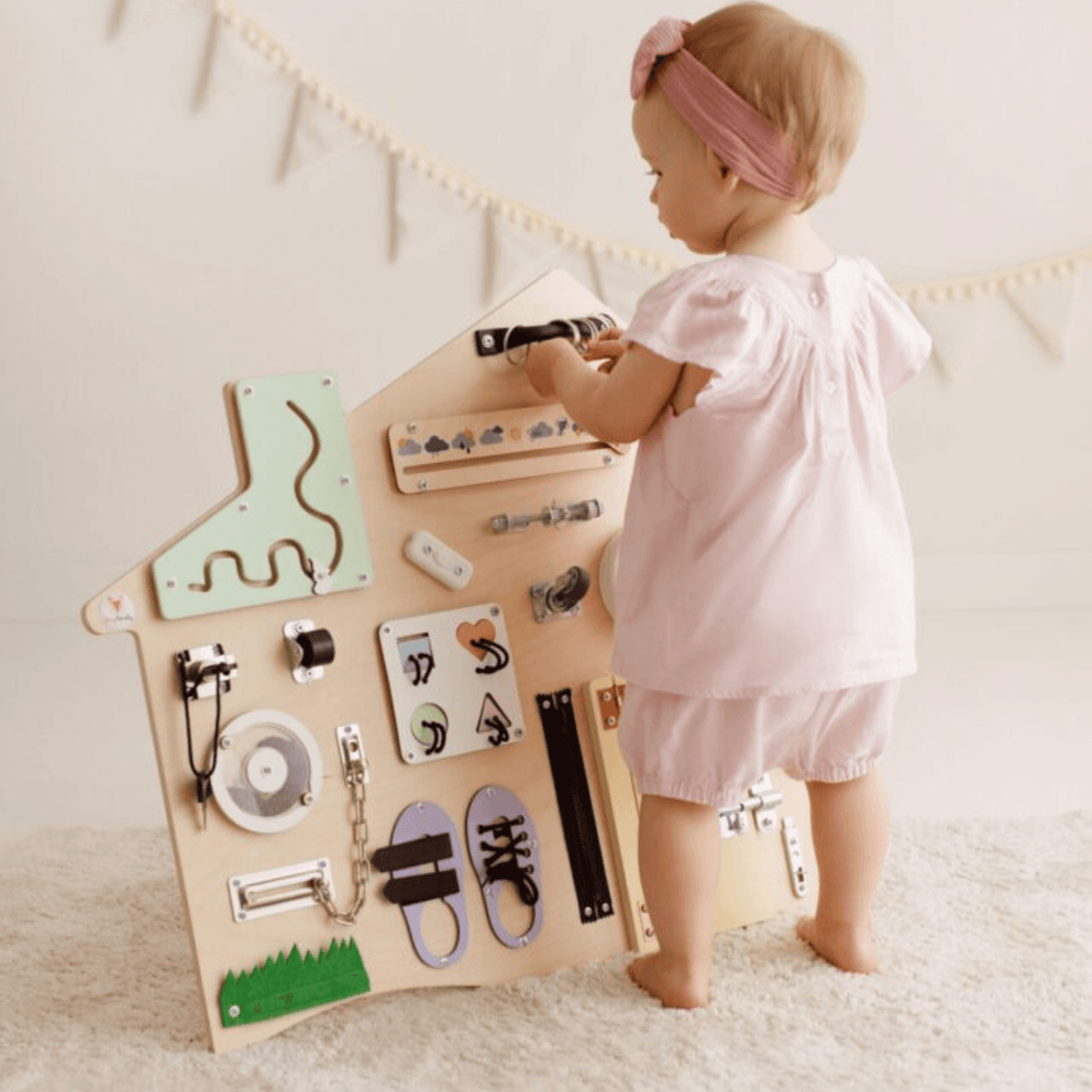 Busy Board Busy Board XL „Haus PASTEL“ – Montessori Wandtafel