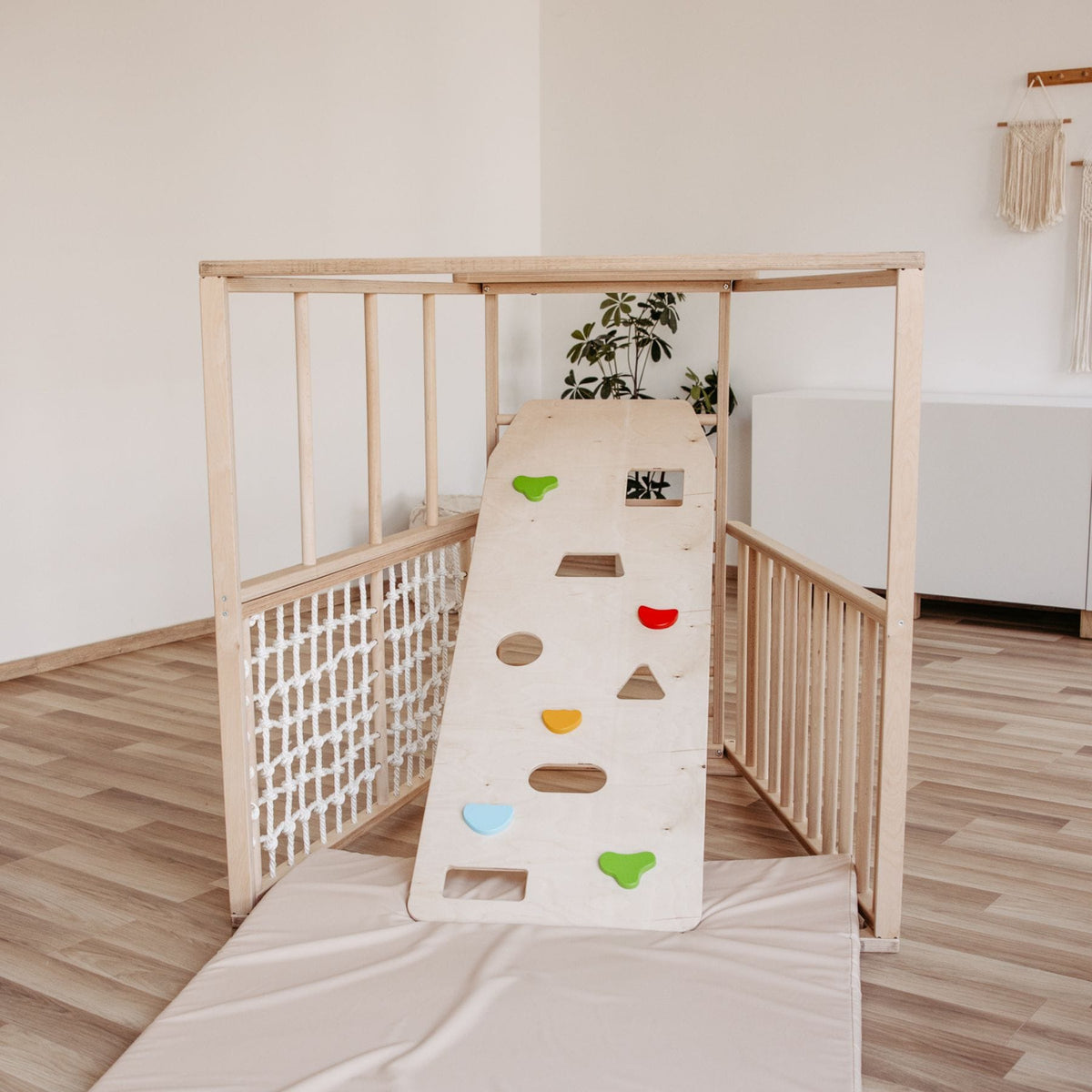 CLIFF Kletterwand aus Holz für Klettergerüste, mit bunten Griffen