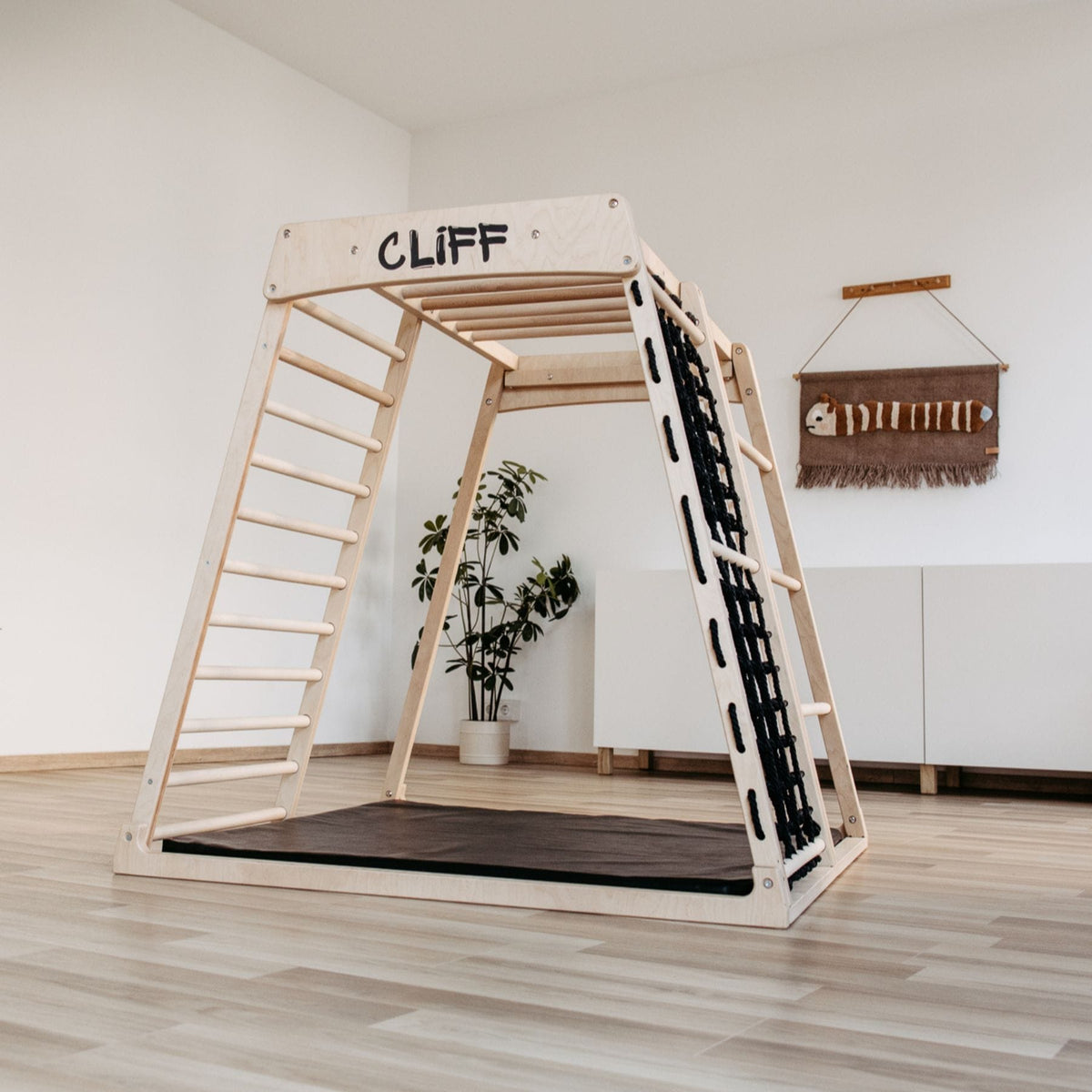 Klettergerüst CLIFF Pro Klettergerüst indoor aus Holz mit Matte, 5 Spielpositionen