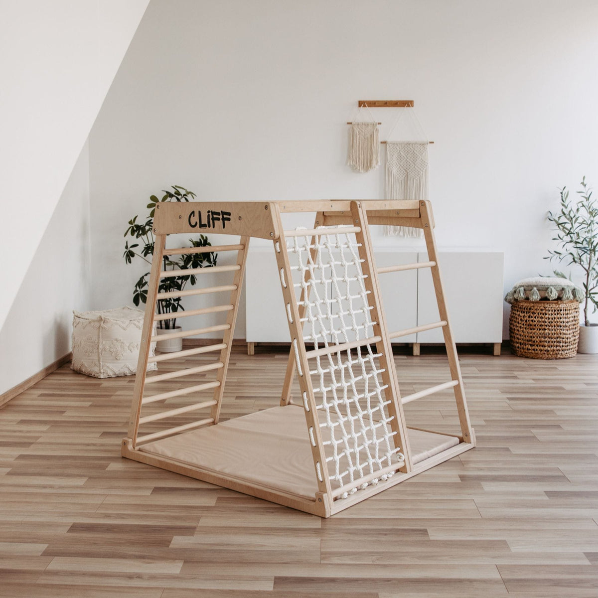 Klettergerüst CLIFF Pro Klettergerüst indoor aus Holz mit Matte, 5 Spielpositionen