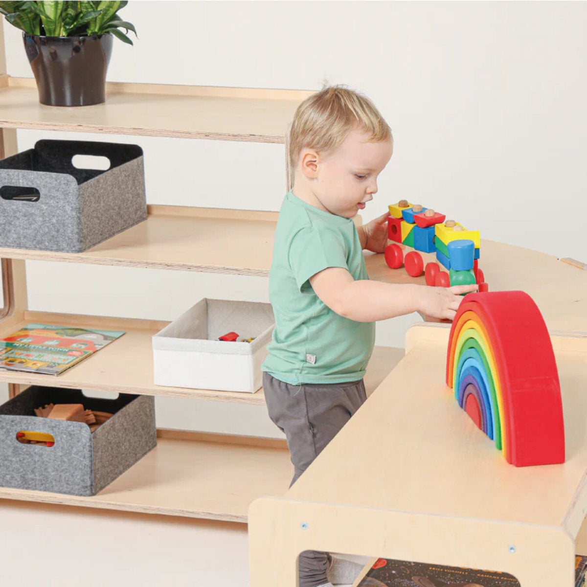 Möbel Montessori-Regal mit drei Fächern