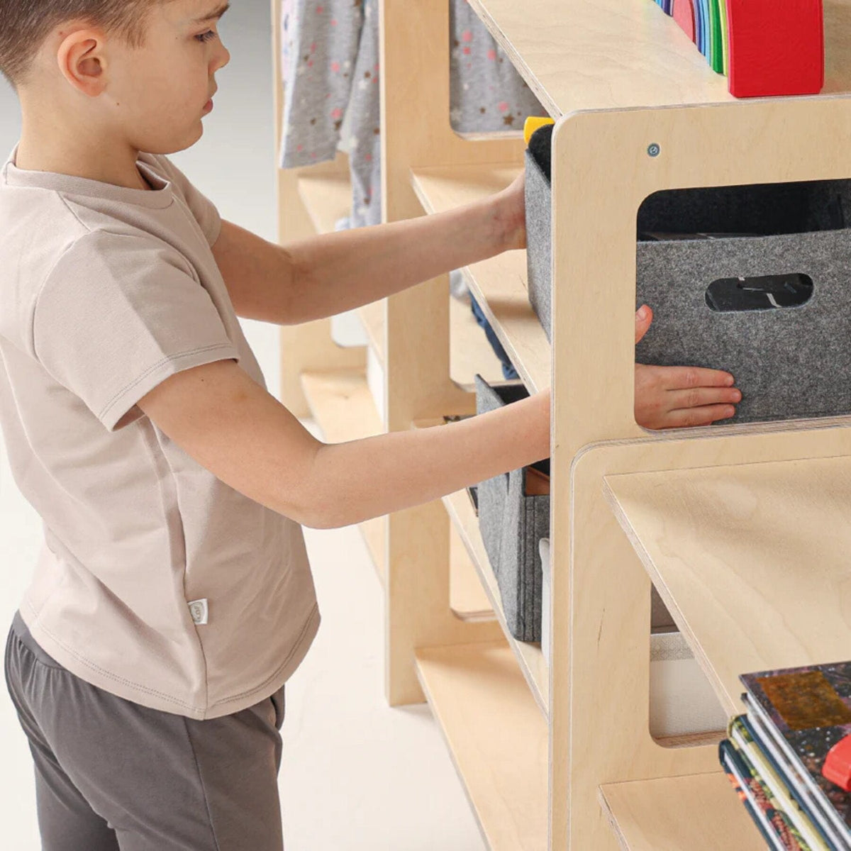 Möbel Montessori-Regal mit drei Fächern
