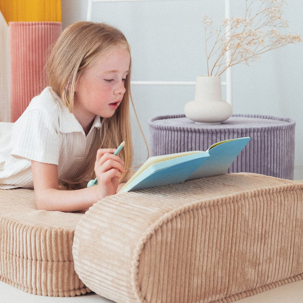 wigiwama Pouffe aus Cord, runder Sitzhocker für Kinder - LeoBabys