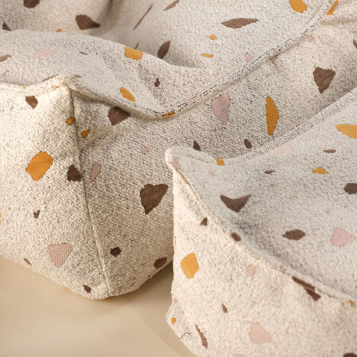 wigiwama Square Ottoman Terrazzo aus Bouclé, Sitzhocker für Kinder - LeoBabys