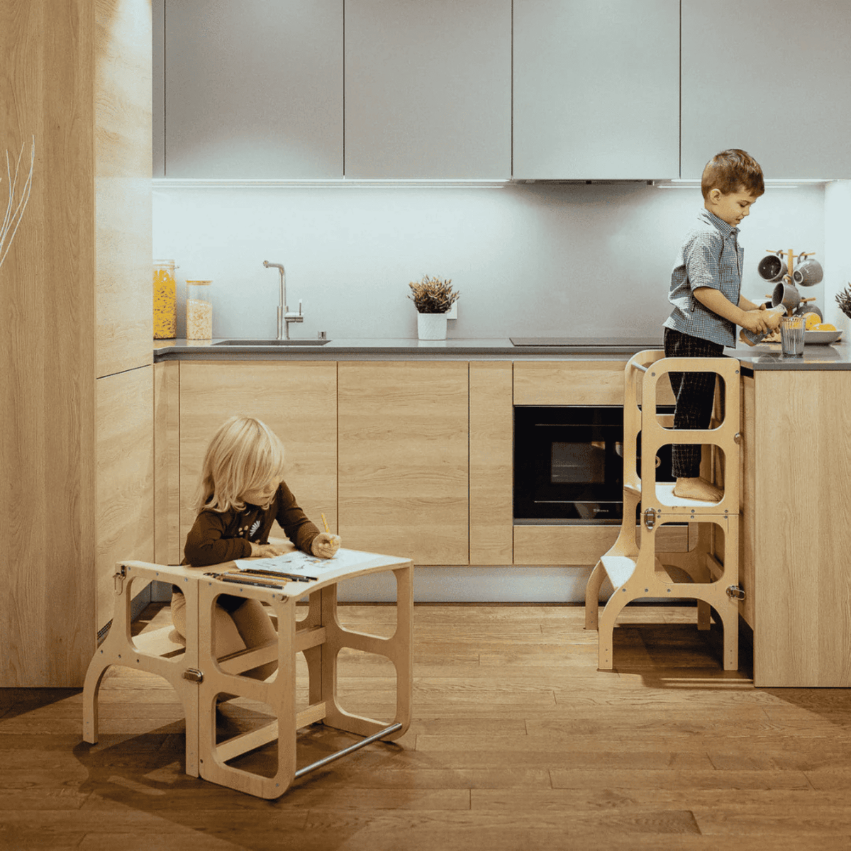 Montessori Lernturm: Warum er in keiner Familienküche fehlen darf!