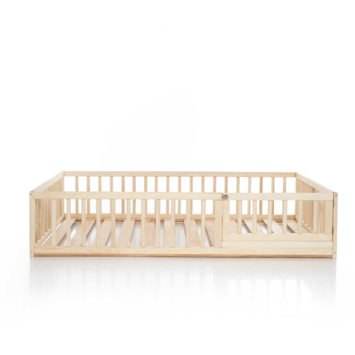 Betten und Klettergerüste Bodenbett mit Rausfallschutz Kinderbett Naturholz Babybett mit Tür - Geländer rund