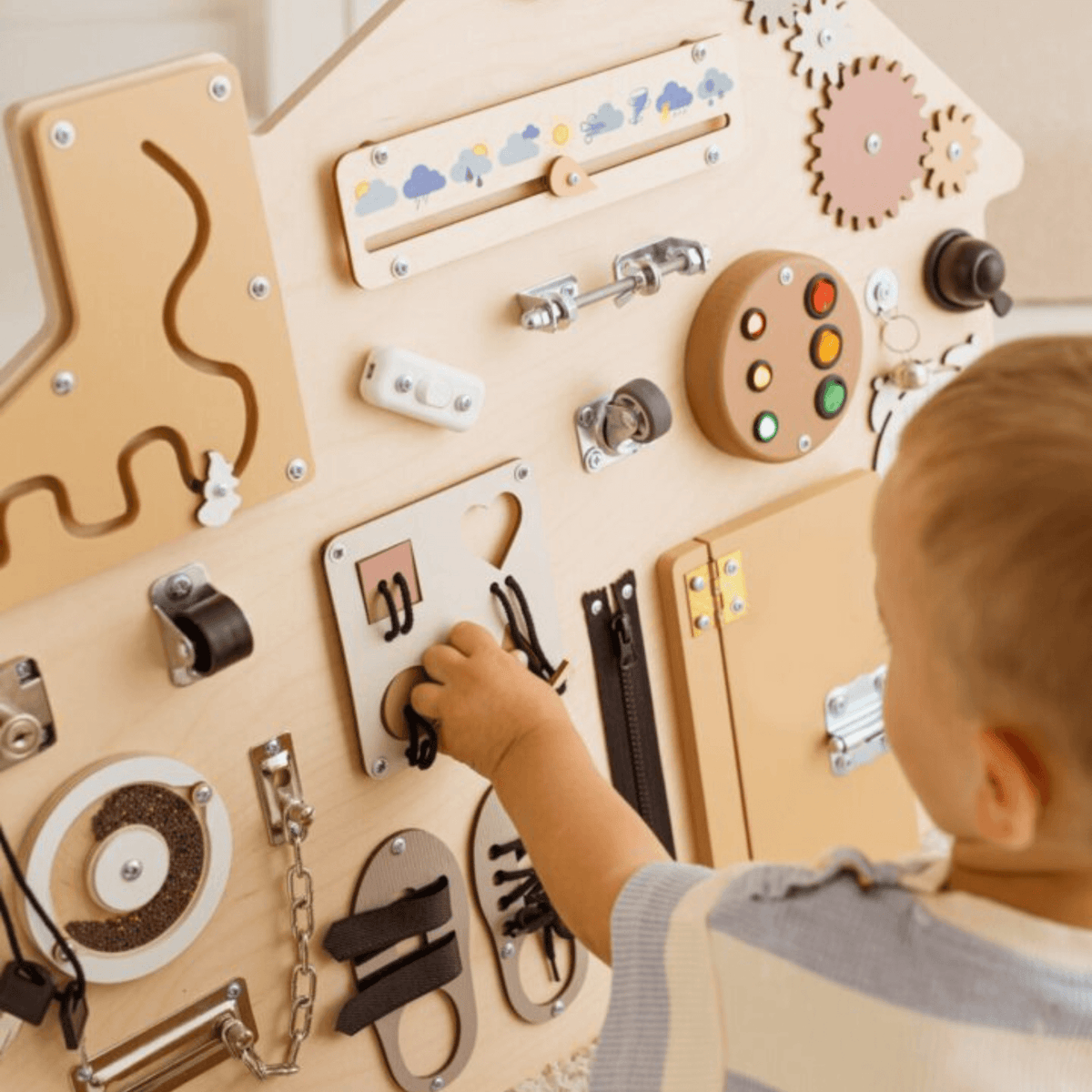 Busy Board Busy Board XL „Boho Haus“ – Montessori Wandtafel