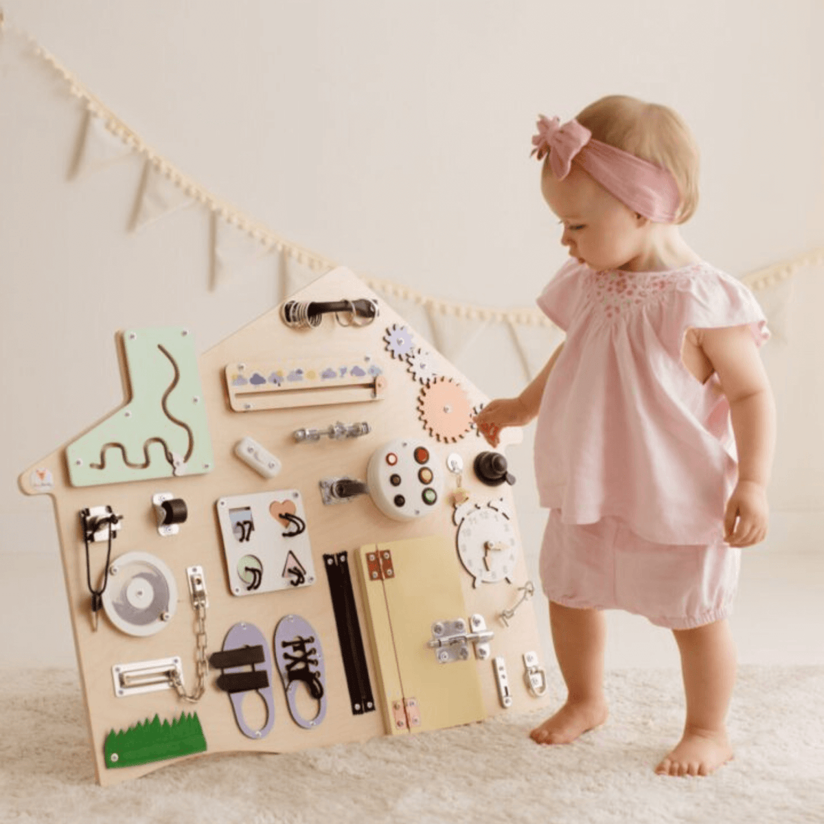 Busy Board Busy Board XL „Haus PASTEL“ – Montessori Wandtafel