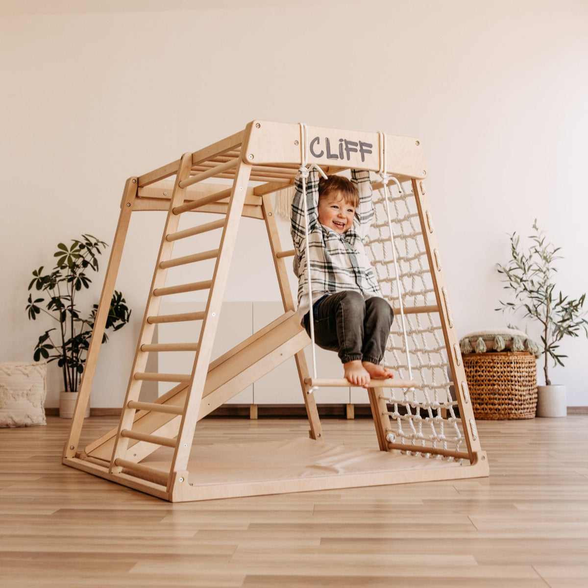 Klettergerüst CLIFF Pro Klettergerüst indoor aus Holz mit Matte, 5 Spielpositionen