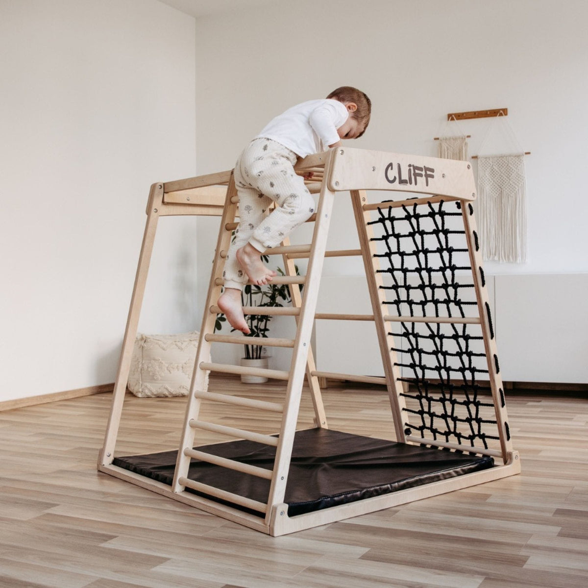 Klettergerüst CLIFF Pro Klettergerüst indoor aus Holz mit Matte, 5 Spielpositionen