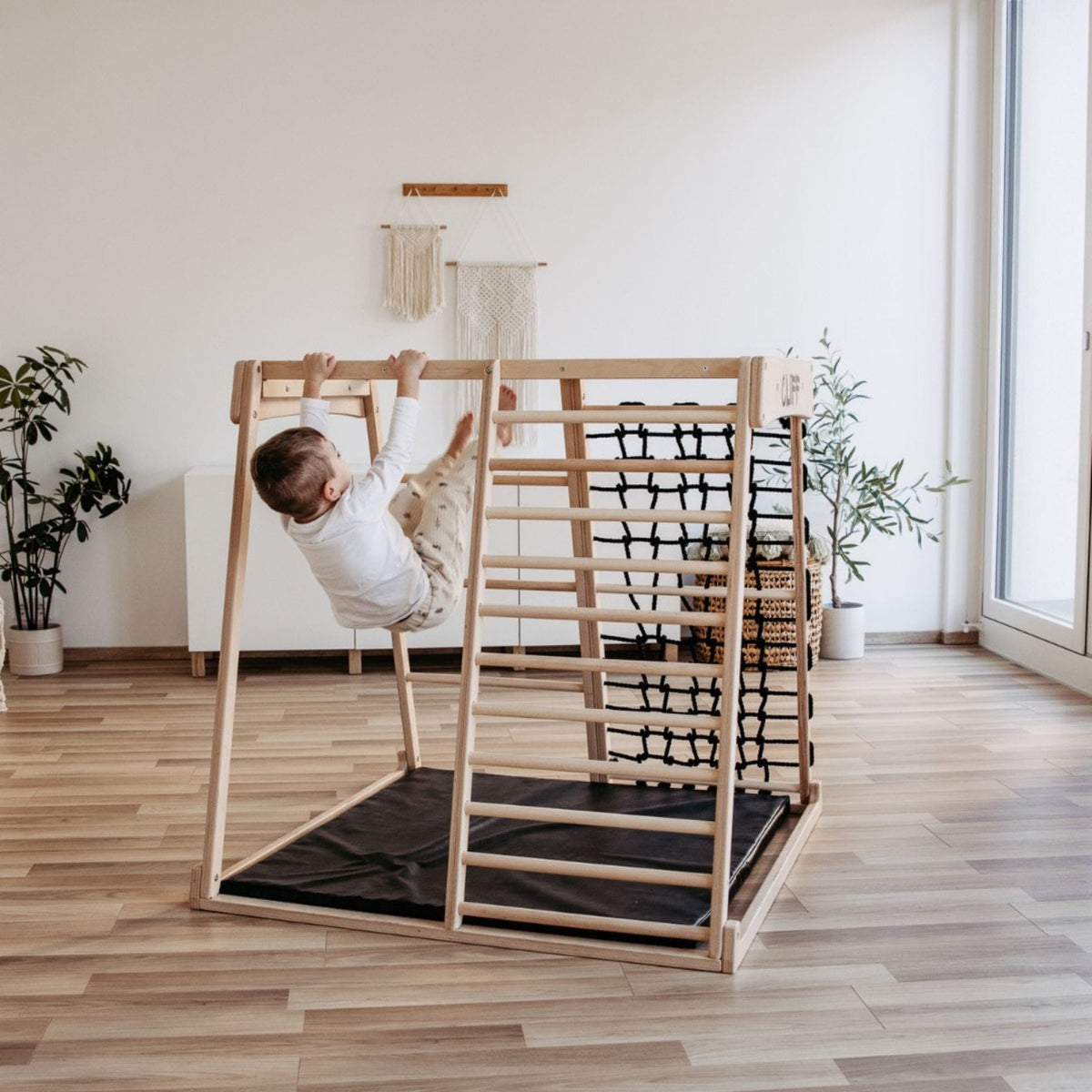 Klettergerüst CLIFF Pro Klettergerüst indoor aus Holz mit Matte, 5 Spielpositionen