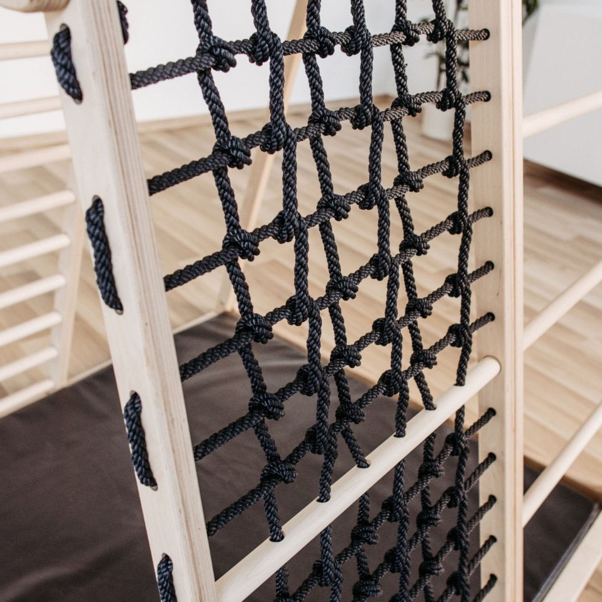 Klettergerüst CLIFF Pro Klettergerüst indoor aus Holz mit Matte, 5 Spielpositionen