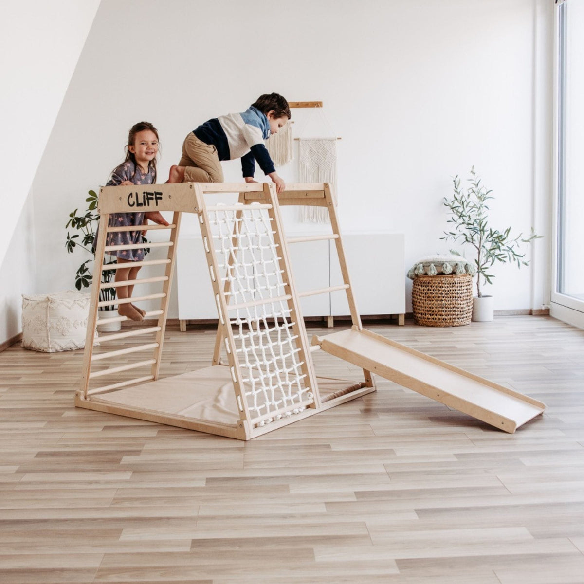 Klettergerüst CLIFF Pro Klettergerüst indoor aus Holz mit Matte, 5 Spielpositionen