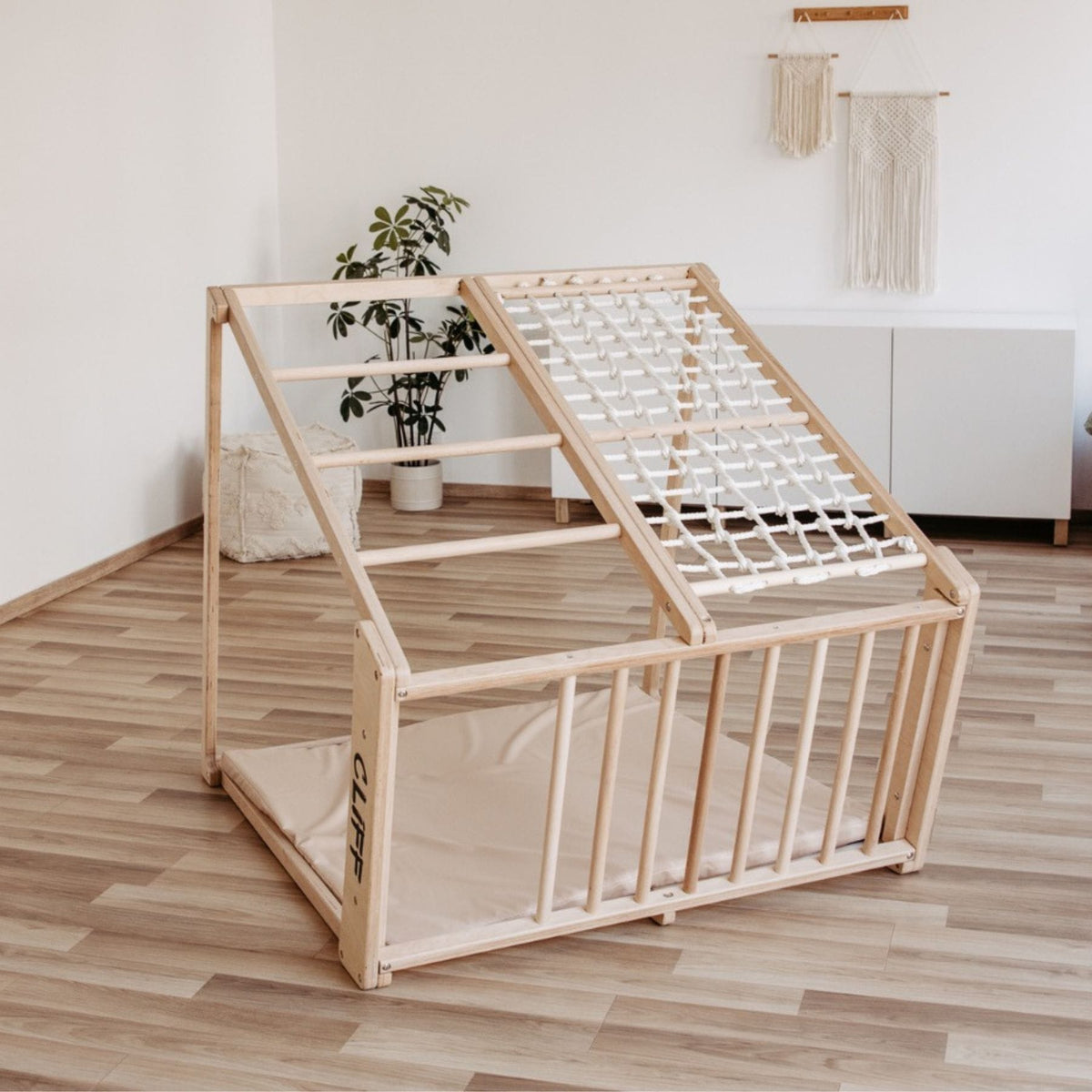 Klettergerüst CLIFF Pro Klettergerüst indoor aus Holz mit Matte, 5 Spielpositionen