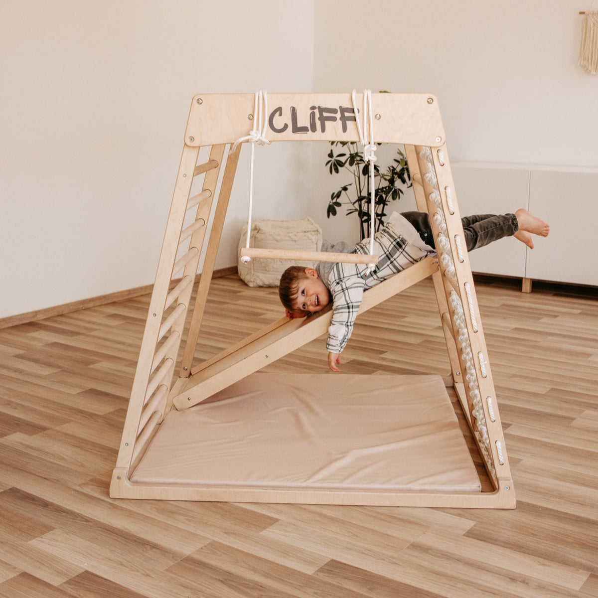 Klettergerüst CLIFF Pro Klettergerüst indoor aus Holz mit Matte, 5 Spielpositionen