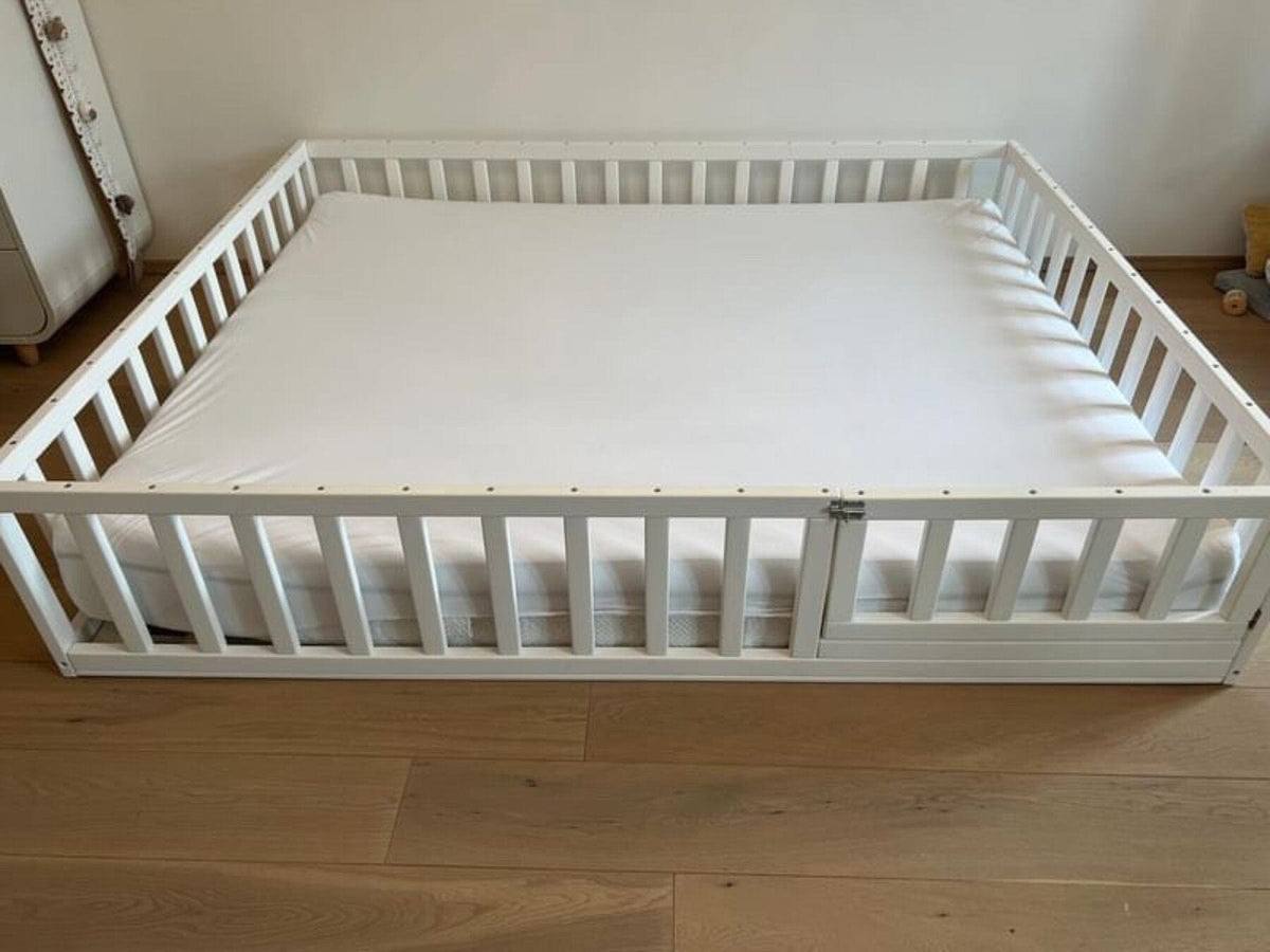 Betten und Klettergerüste Bodenbett Kinderbett Babybett Gitterbett Bodenbett mit Tür - Geländer flach