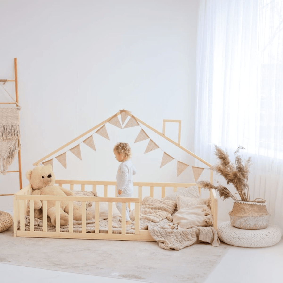 Betten und Klettergerüste Hausbett Bodenbett Montessori Kinderbett mit Rausfallschutz
