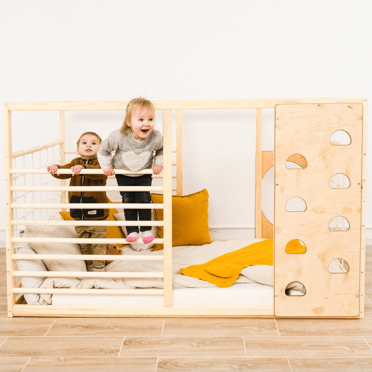 Betten und Klettergerüste Montessori Kinderbett Bodenbett mit Klettergerüst Aktivbett