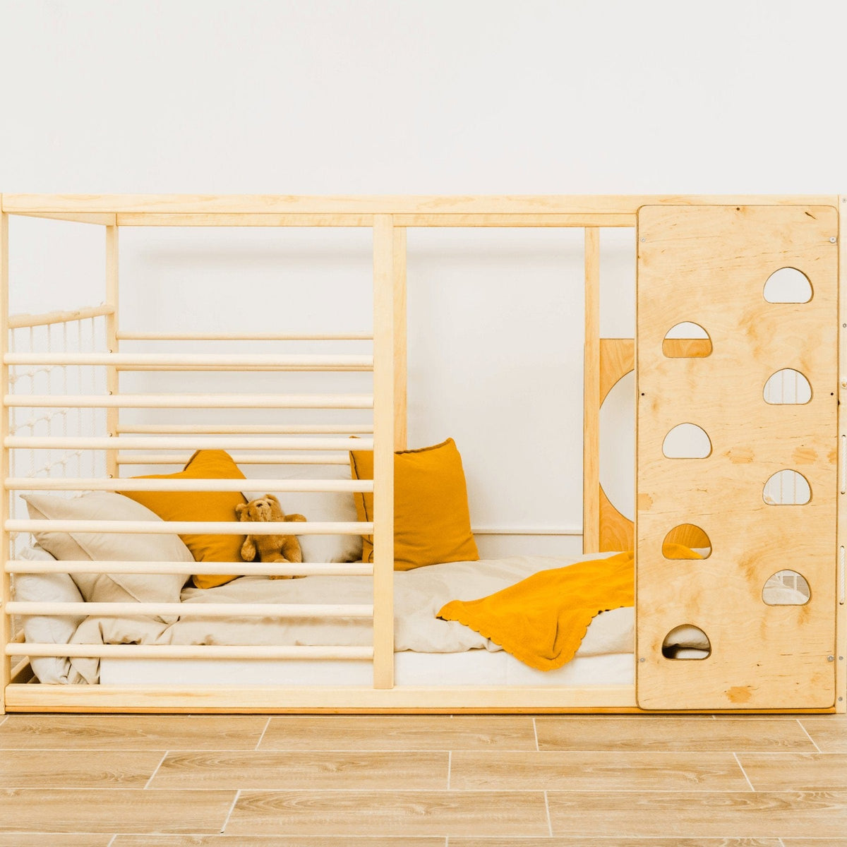 Betten und Klettergerüste Montessori Kinderbett Bodenbett mit Klettergerüst Aktivbett