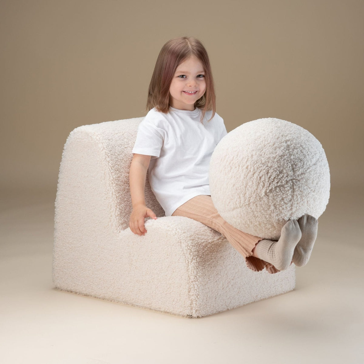 Polstermöbel wigiwama Cloud Chair aus Teddystoff, Kindersessel aus Schaumstoff