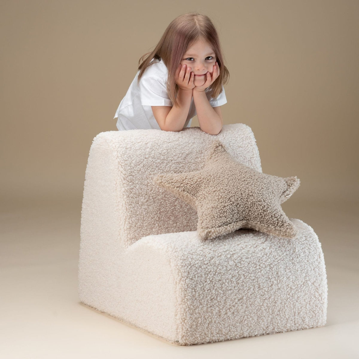 Polstermöbel wigiwama Cloud Chair aus Teddystoff, Kindersessel aus Schaumstoff