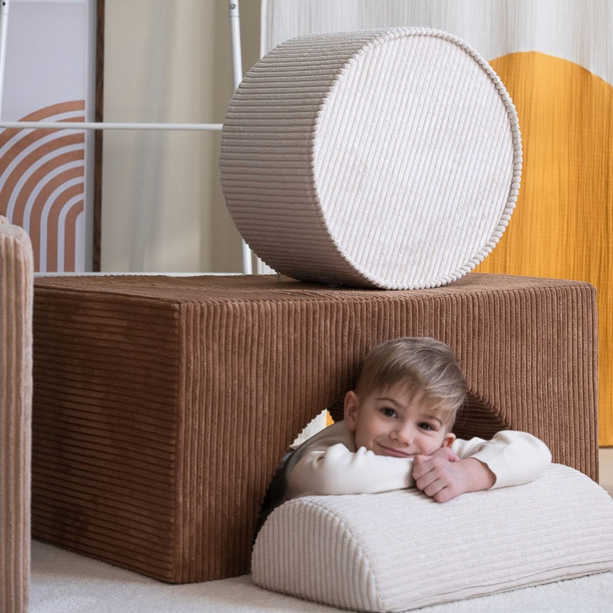 wigiwama Pouffe aus Cord, runder Sitzhocker für Kinder - LeoBabys