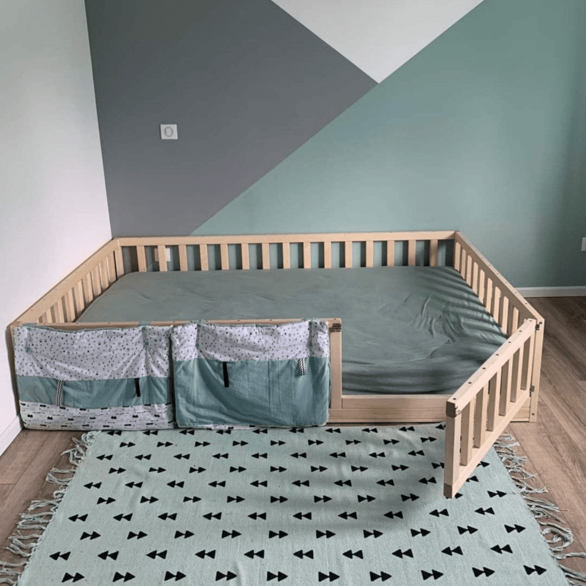 Betten und Klettergerüste Bodenbett Kinderbett Babybett Gitterbett Bodenbett mit Tür - Geländer flach
