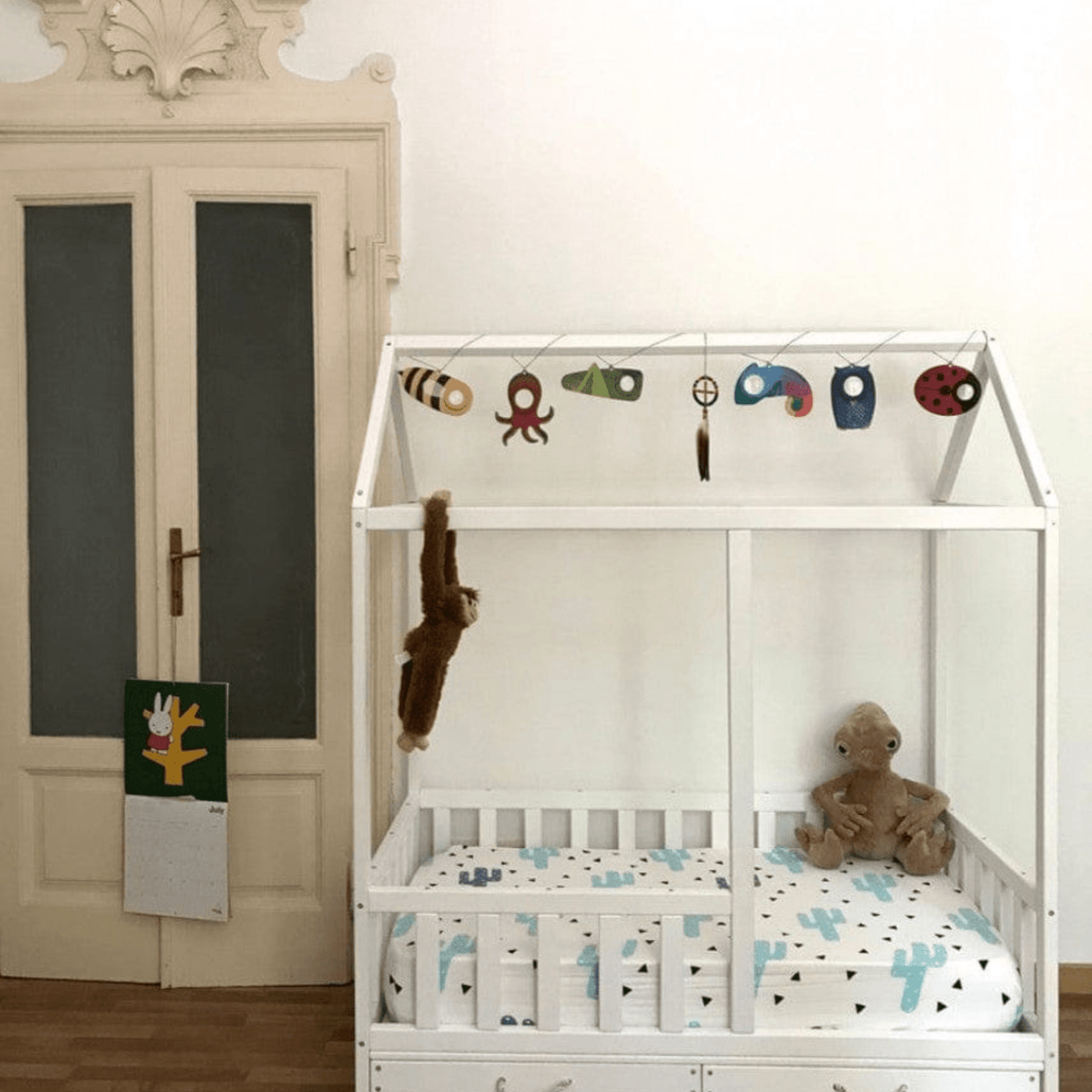 Betten und Klettergerüste Kinderbett Bodenbett Hausbett mit Schubaden